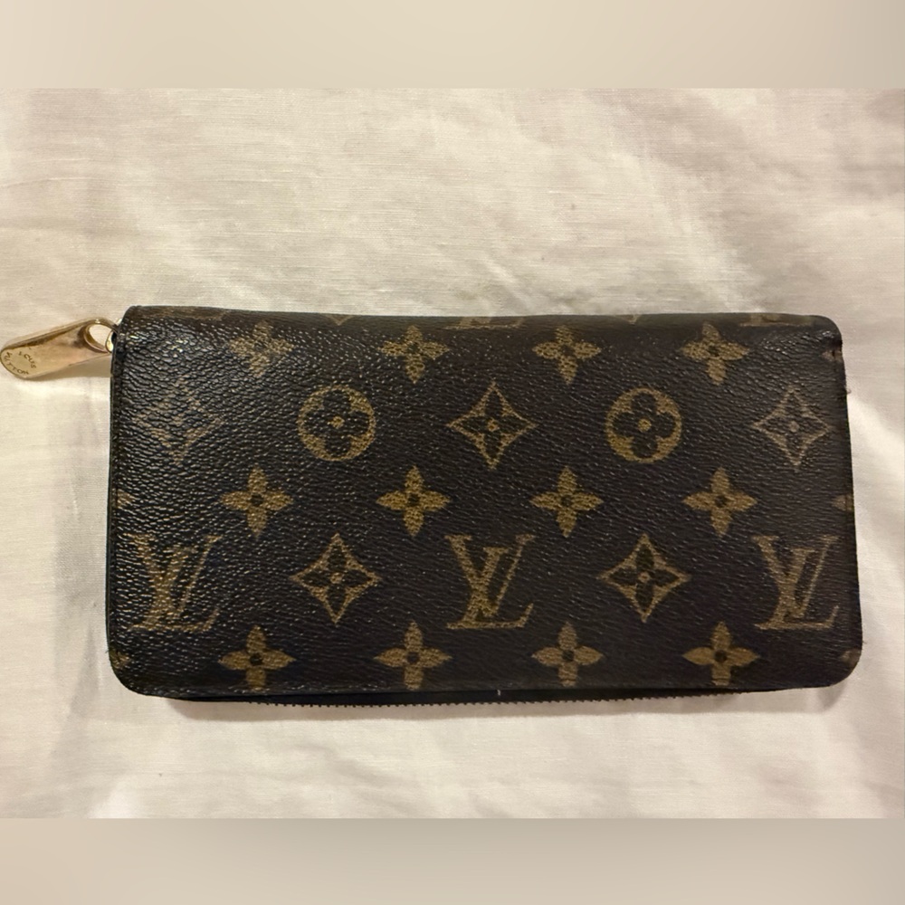 Louis Vuitton Zippy Wallet with poppy interior. Authentic